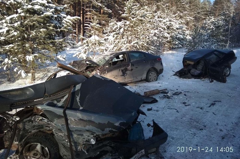  южном урале лобовом дтп легковушку разорвало пополам 