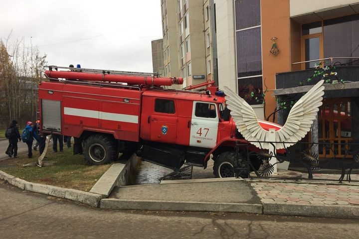  первоуральске пожарная машина снесла ограждения салона красоты 