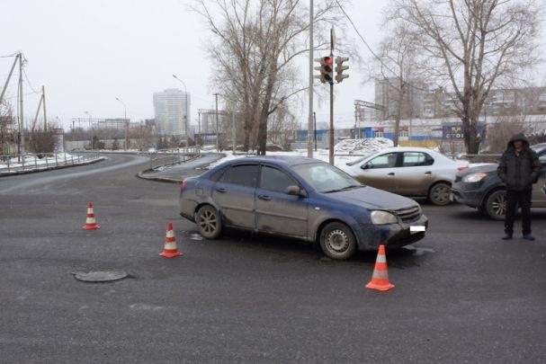  17-летняя екатеринбурженка попала колеса иномарки 
