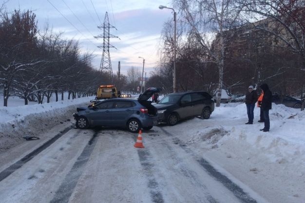  екатеринбурге mitsubishi вынесло встречку пострадали человека 