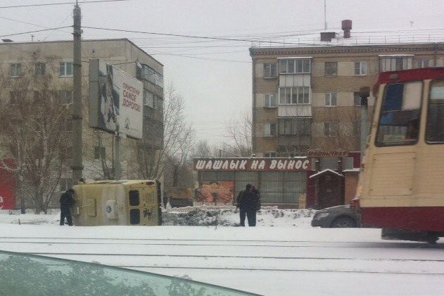 челябинске перевернулась инкассаторская машина 