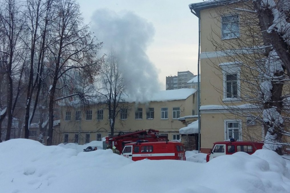  пожар выгнал улицу 700 студентов пермского авиатехникума 