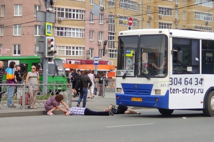  екатеринбурге автобус сбил пешеходов 