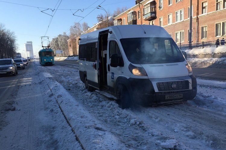  екатеринбурге маршрутка выскочила наперерез трамваю 