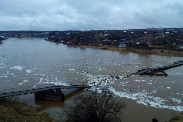  верхотурье воду старинный подвесной мост 