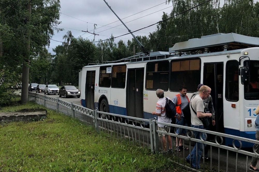  гроза остановила екатеринбурге трамваи троллейбусы 