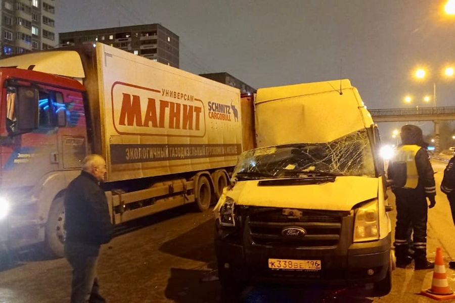  екатеринбурге автобус пассажирами полном ходу врезался грузовик 