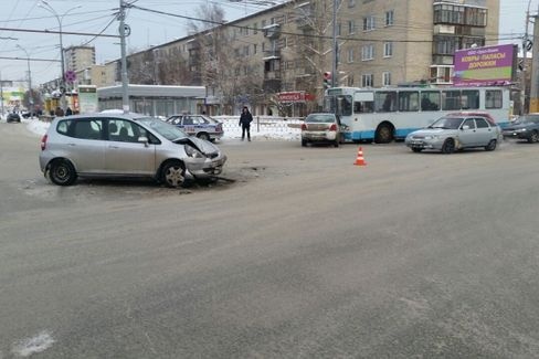  екатеринбурге уралмаше столкнулись легковушки троллейбус 