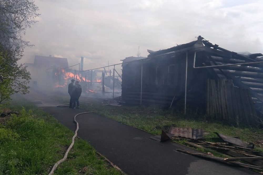  мощный пожар заливают вертолета среднем урале 