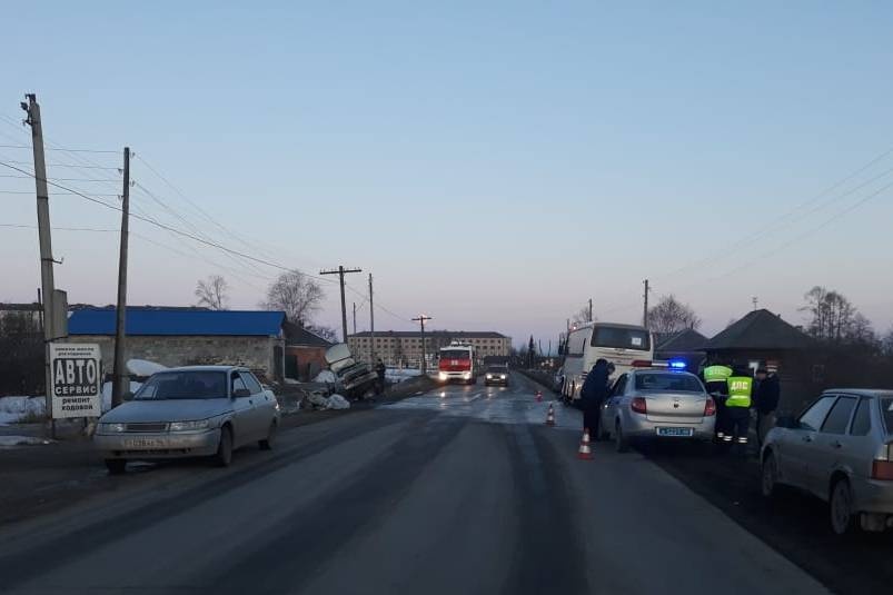  ваз-2110 протаранил автобус детьми свердловской трассе 