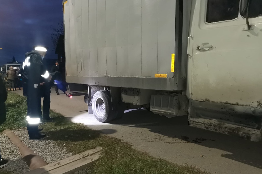  урале грузовик раздавил игравшую колесом полуторагодовалую девочку 