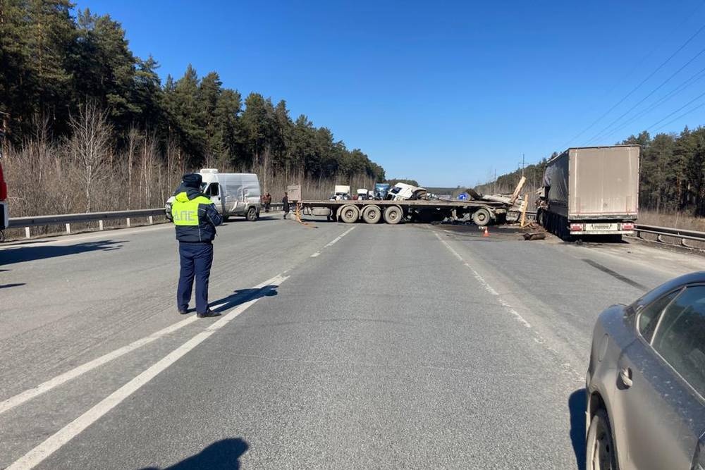  водитель грузовика погиб дтп создавшем огромный затор екад 