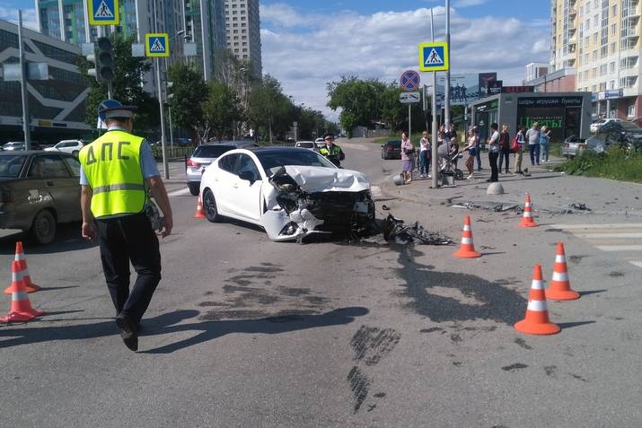  екатеринбурге машина вылетела тротуар опрокинула коляску 