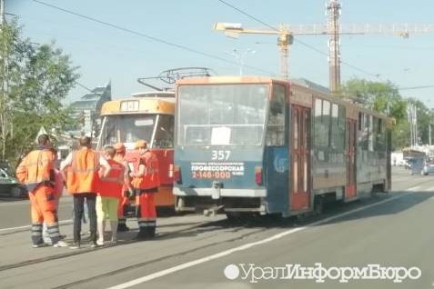  центре екатеринбурга наглухо встали трамваи 