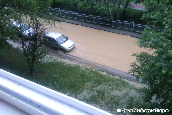  лопнувший водовод затопил улицу мира екатеринбурге 
