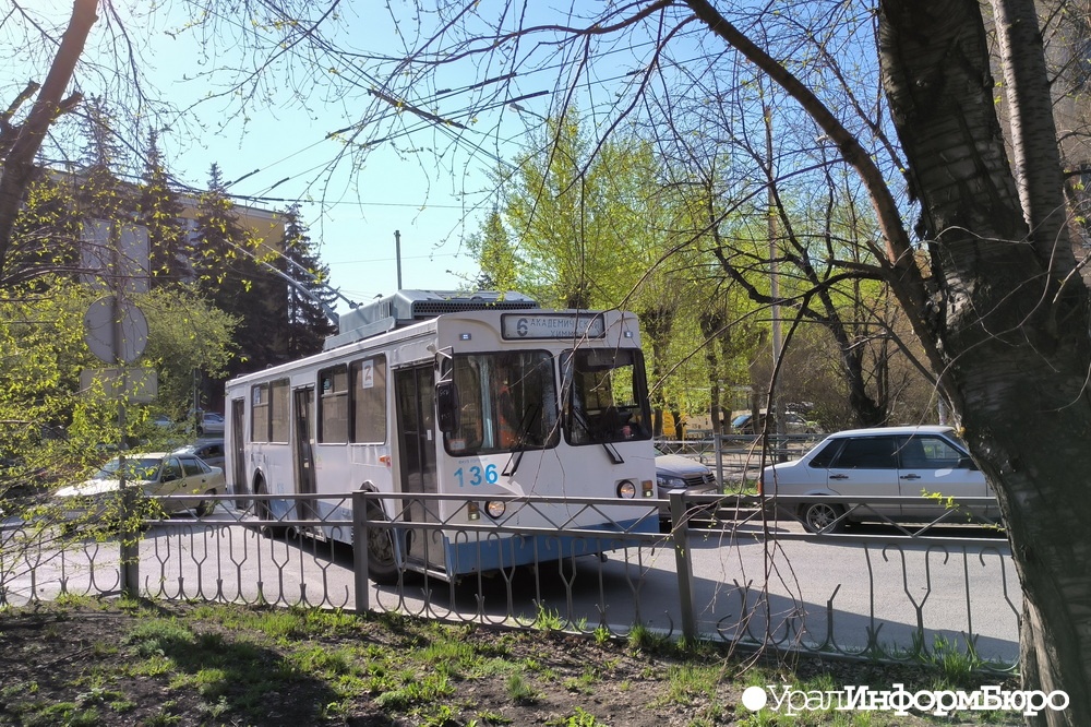  припаркованный автомобиль заблокировал движение троллейбусов втузгородке 