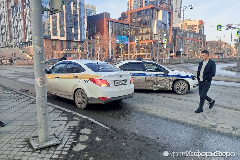  екатеринбурге иномарка врезалась автомобиль полиции ехавший включенной мигалкой 
