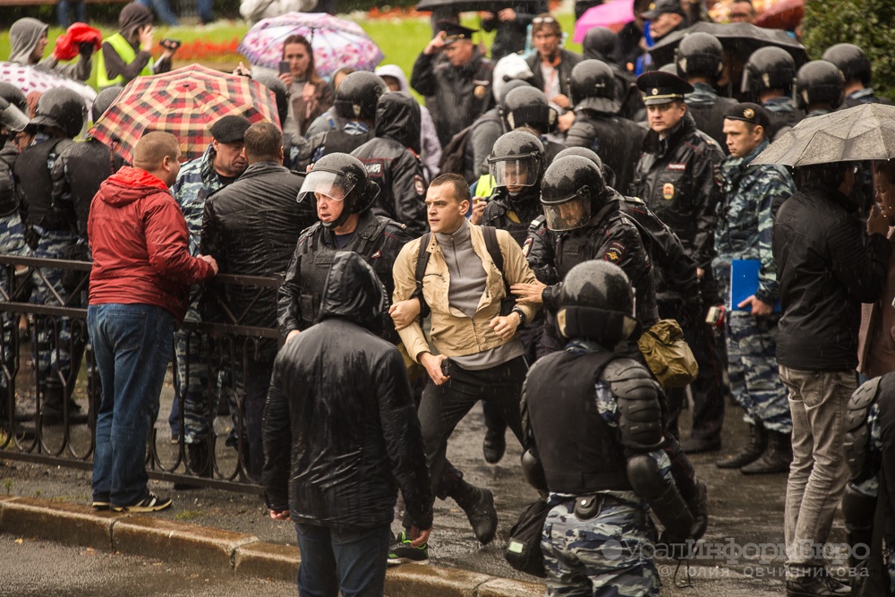  екатеринбурге задерживают участников митинга против пенсионной реформы 