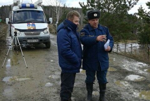  разлившаяся река топит коттеджный поселок екатеринбургом 
