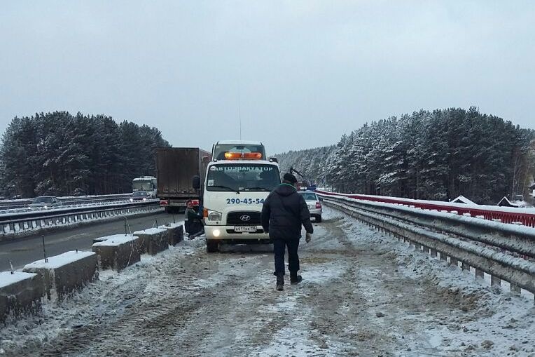  пермском тракте перевернулся прицеп лошадьми 