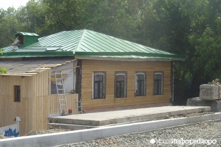  екатеринбургскому памятнику угрожают дорожные строители 