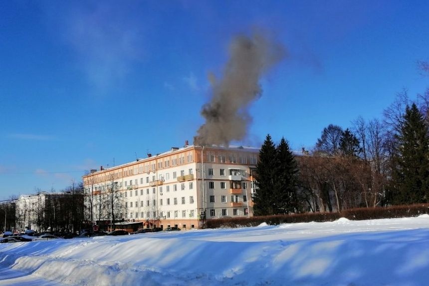  центре екатеринбурга крыши жилого повалил черный дым 