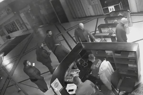 неизвестные силой захватили расположенный центре екатеринбурга бизнес-центр 