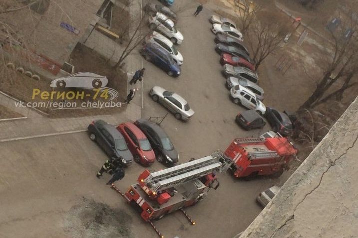  челябинске спешившая вызов пожарная машина провалилась яму 