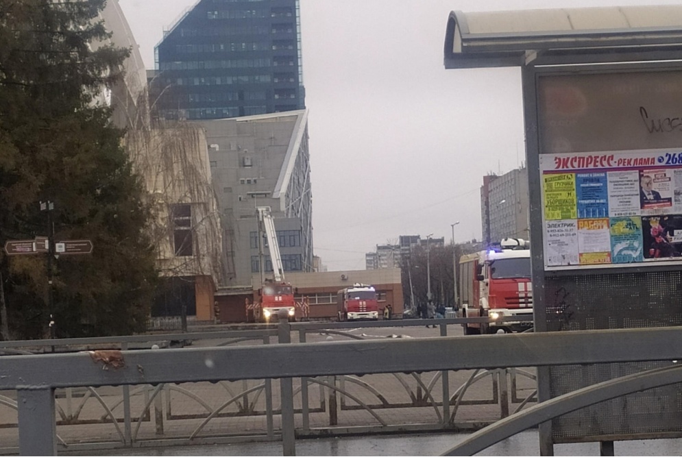  метро центре екатеринбурга съехались пожарные машины 