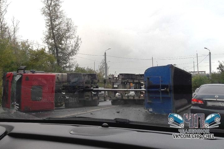  челябинске перевернувшаяся фура парализовала движение 