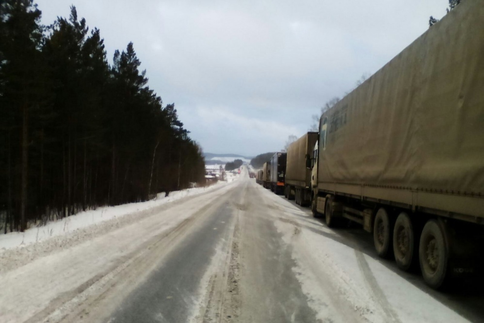 На трассе М5 столпились большегрузы