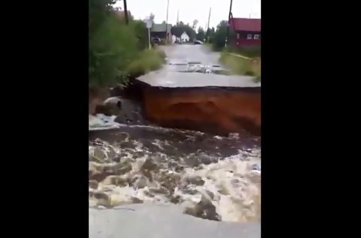  тропический ливень смыл мост кировграде видео 