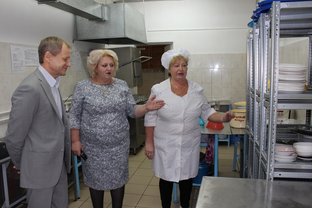  свердловские власти оплатили покупку плиты стеллажей школьную столовую 