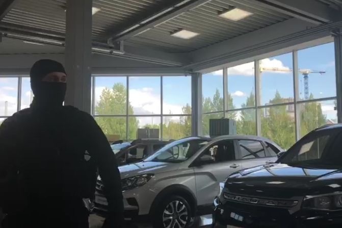  представитель челябинского автосалона предложил полицейским полмиллиона закрытие дела 