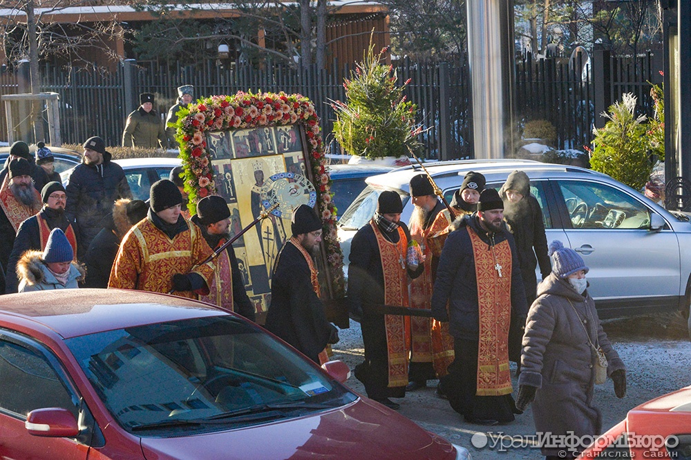  православные екатеринбуржцы пройдут центру города благодатным огнем 