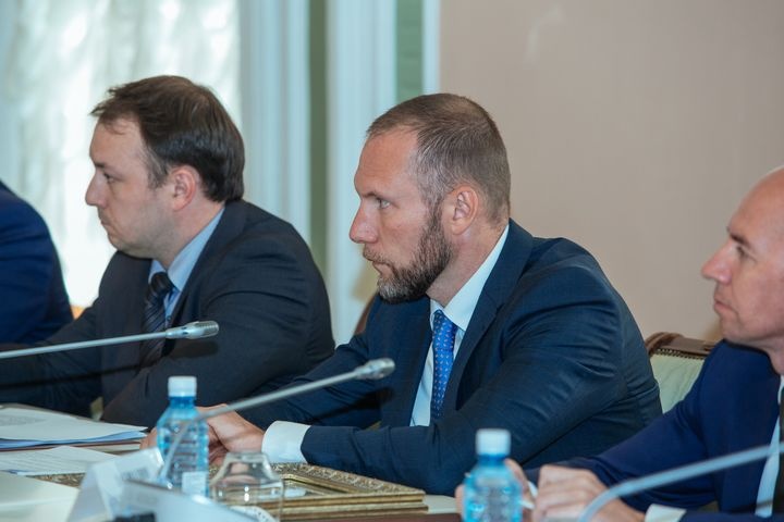 главу титановой долины продержали входа 