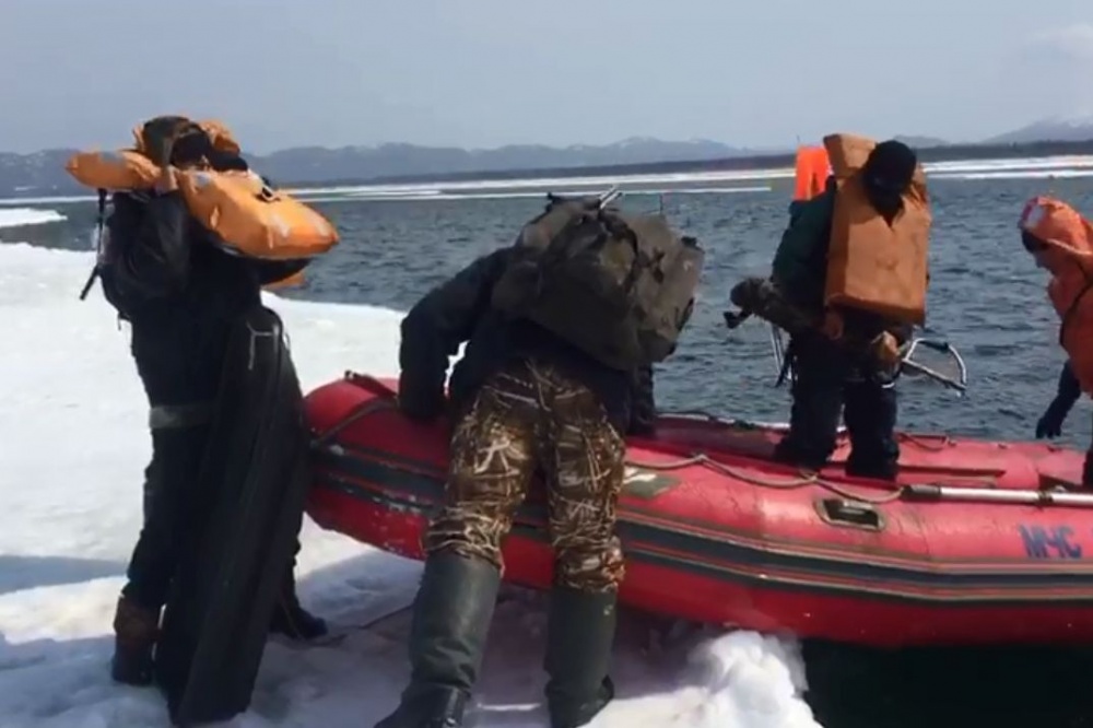  рыбака застряли отколовшейся льдине охотском море видео 