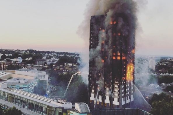 В пожаре в лондонском 27-этажном доме погибли люди