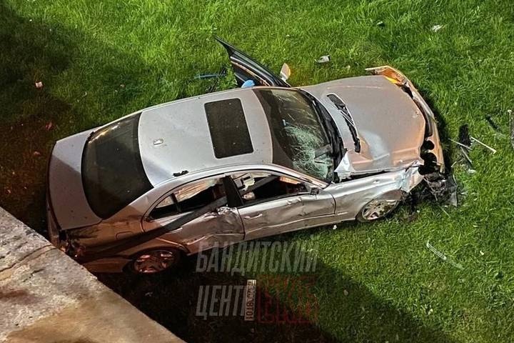  екатеринбурге mercedes рухнул плотинки исторический сквер 