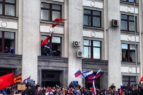 В Луганске силы самооборны заняли здание обладминистрации