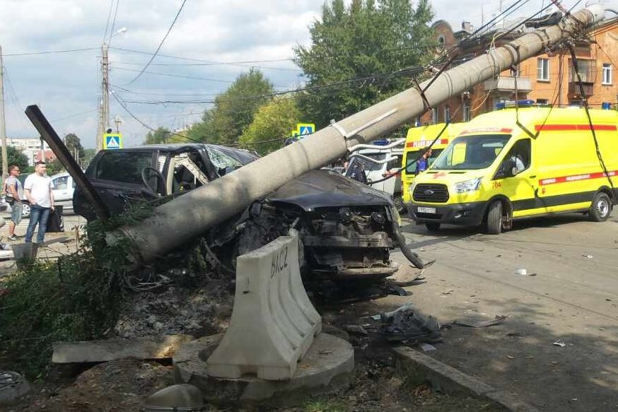  челябинске лихач кроссовере повалил столб 