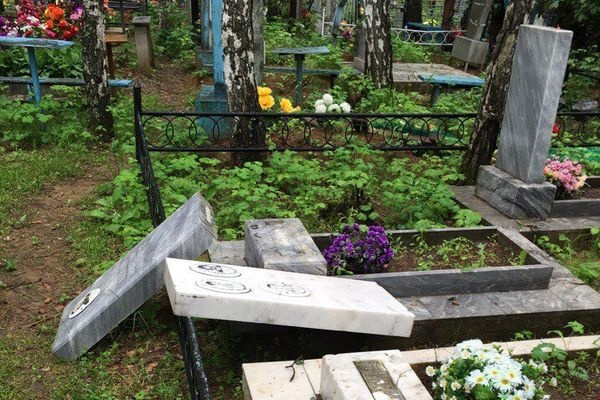  вандалы разгромили десятки могил березовском 