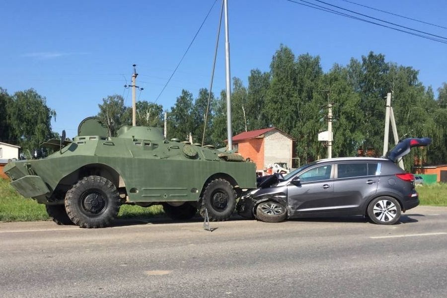 ДТП с участием бронированной разведывательно-дозорной машины произошло в Тюмени