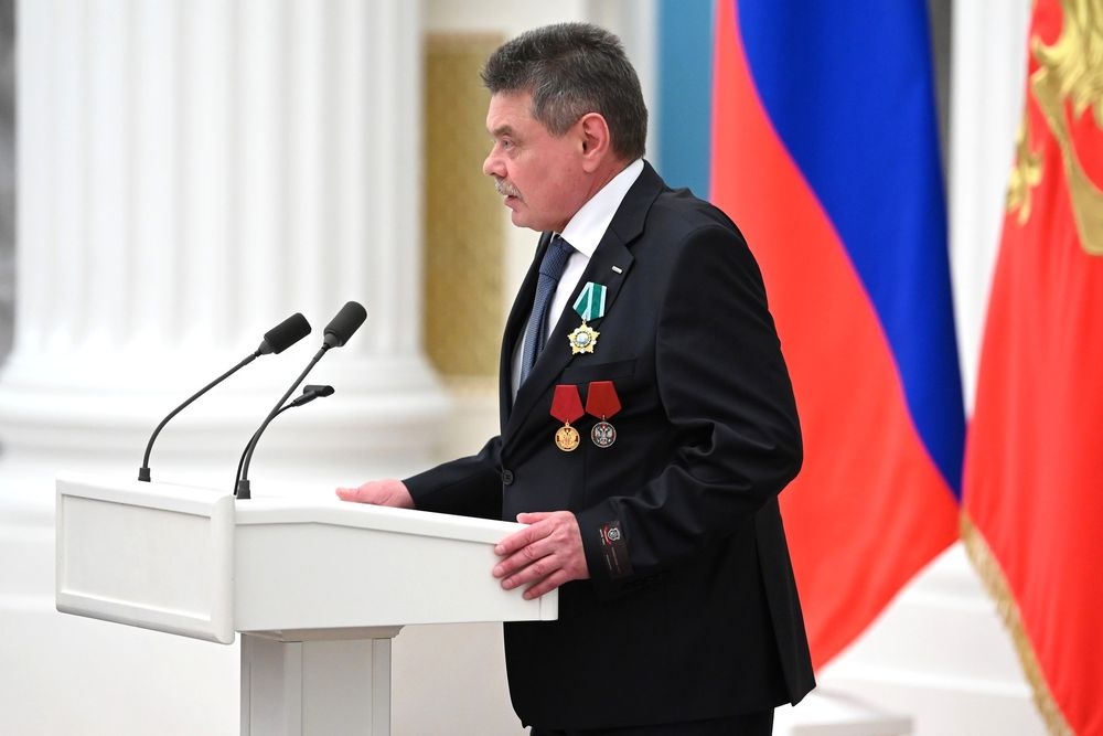  работник ммк получил награду рук владимира путина 