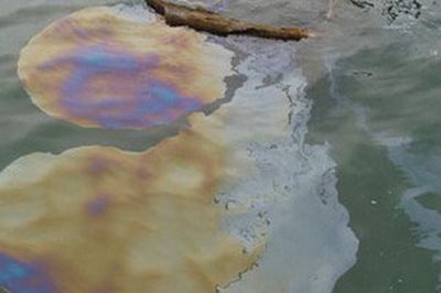 В Перми ликвидируют последствия разлива нефти на реке Пыж