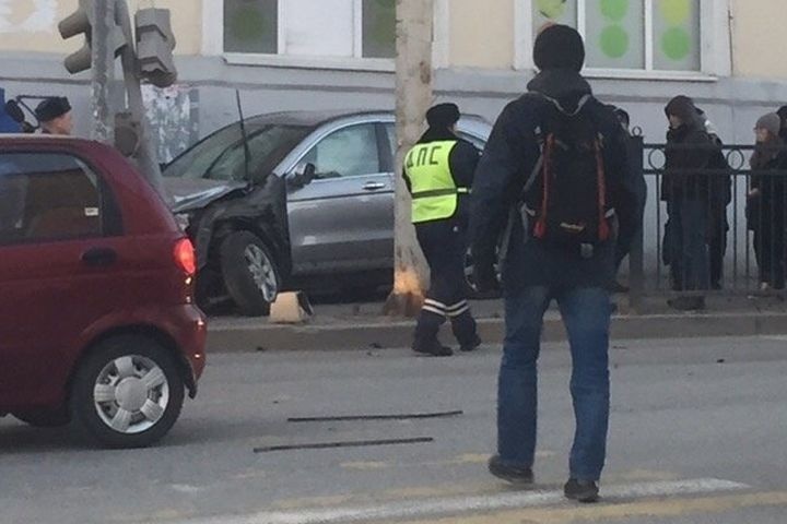  екатеринбурге иномарку вынесло тротуар пострадали женщина 2-летним ребенком 