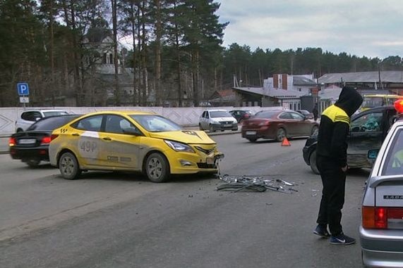 екатеринбурге автоледи ford протаранила яндекс такси 