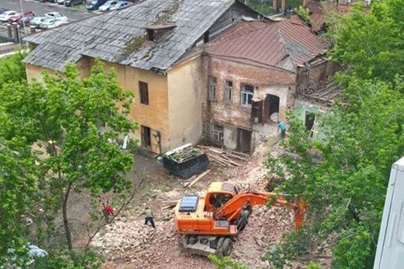  екатеринбургский памятник подвергся атаке бульдозеров 