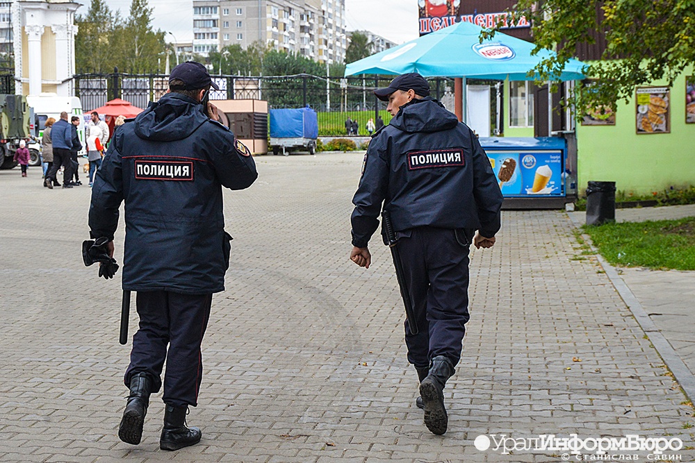  свердловчанин вызвал полицейского попытался задушить 