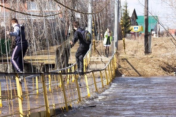  большом истоке воду подвесной мост 